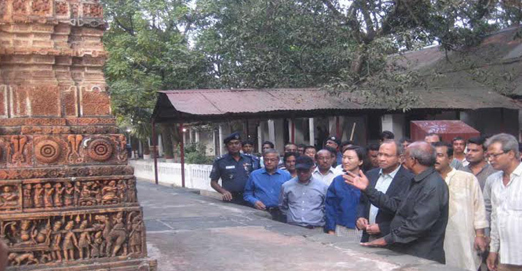 কান্তজিউ মন্দির পরিদর্শনে ৩ দেশের রাষ্ট্রদুত