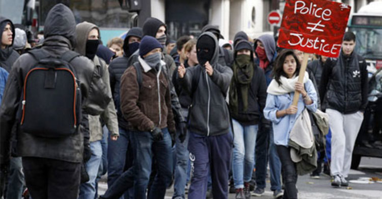 প্যারিসে পুলিশি হামলার প্রতিবাদে বিক্ষোভ