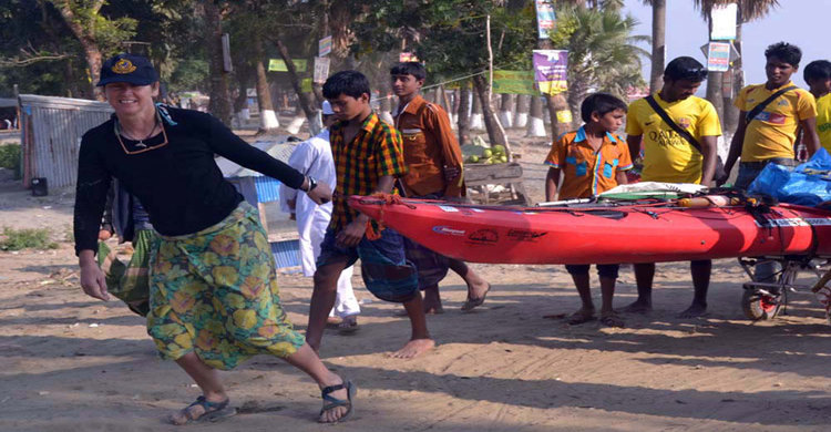 নৌকায় বিশ্ব ভ্রমণে আসা অস্ট্রেলিয়ান নারী কুয়াকাটায়