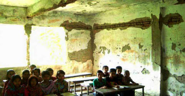 ঝুঁকি নিয়ে চলছে খুলনার ১৮৬টি প্রাথমিক বিদ্যালয়