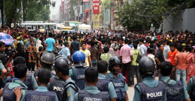 আশুলিয়ায় শ্রমিকদের সড়ক অবরোধ