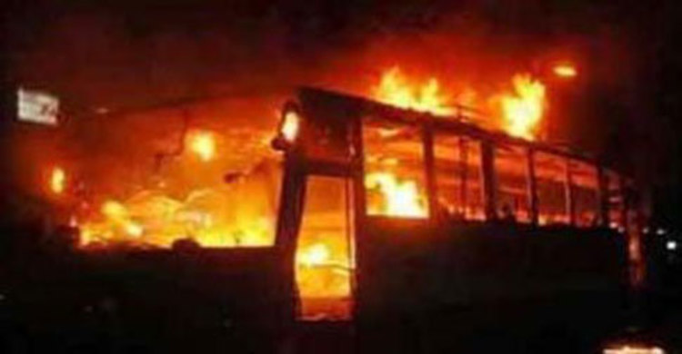 রাজধানীর শ্যামলীতে বাসে আগুন