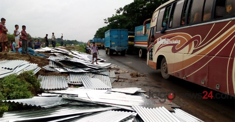 6 killed in Comilla road crash