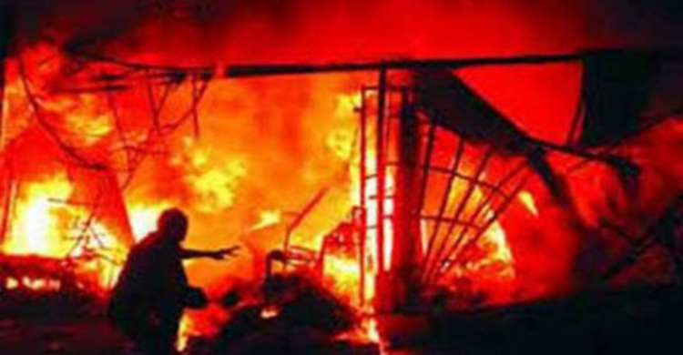 Bus set on fire at Tejgaon, 1 burnt
