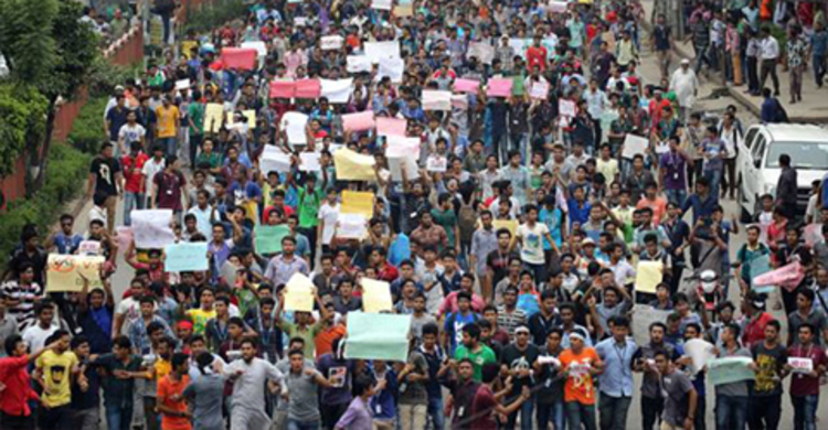 Student`s anti-VAT demo hits city traffic again