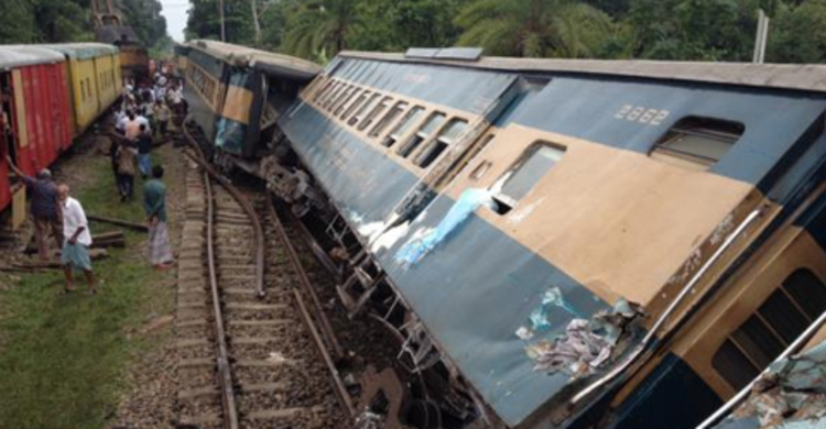 Train covered van crash kills 1 Ctg