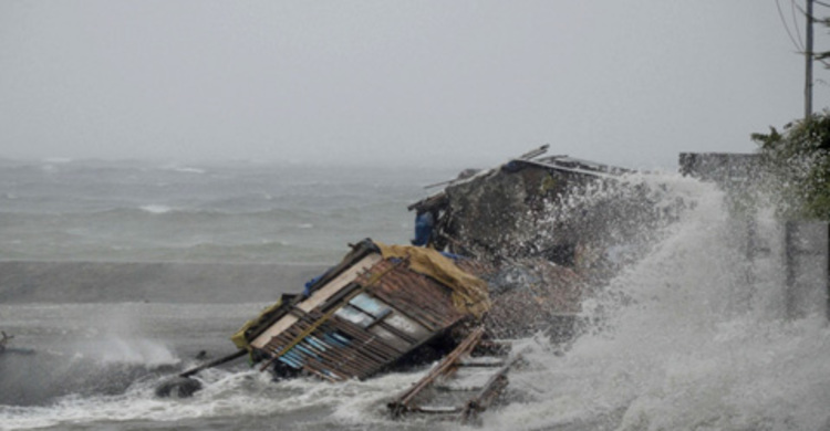 Philippines hit by massive typhoon