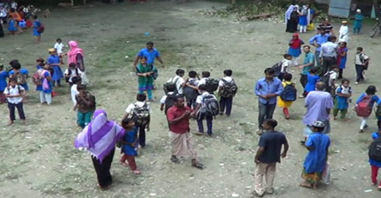 বরগুনায় স্কুলে অগ্নিকাণ্ড : ৩০ শিক্ষার্থী আহত