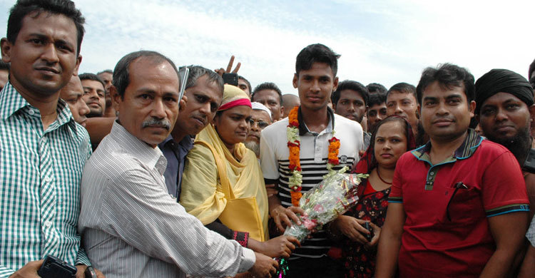 যশোর বিমানবন্দরে মুস্তাফিজ বরণ