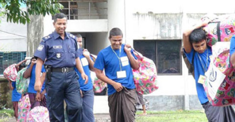 ১২৬ দালাল চিহ্নিত : বাড়ির পথে ১৪২ অভিবাসী