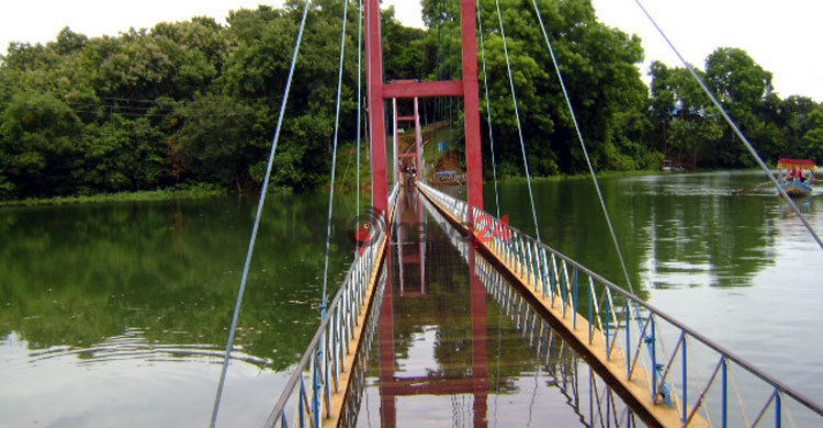 তলিয়ে গেছে ঝুলন্ত ব্রিজ 