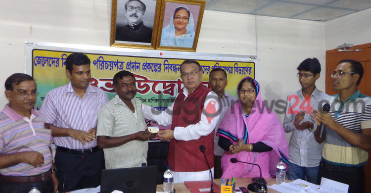 সাতক্ষীরায় জেলেদের মাঝে পরিচয়পত্র বিতরণ