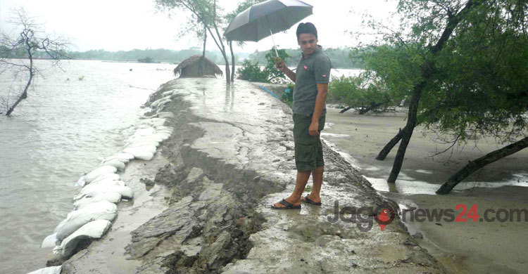 কপোতাক্ষের বেড়িবাঁধ ভেঙে নিম্নাঞ্চল প্লাবিত