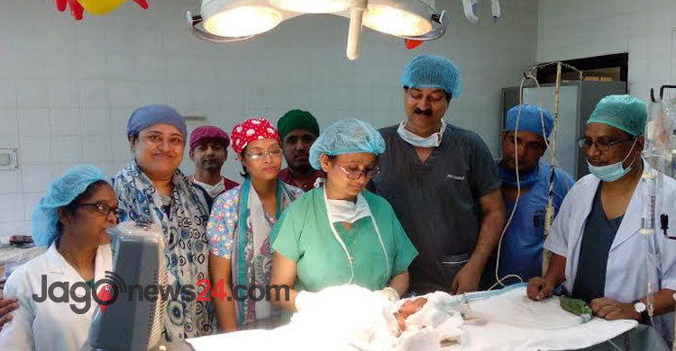 মাতৃগর্ভে গুলিবিদ্ধ নবজাতককে বাঁচাতে প্রাণপণ চেষ্টা