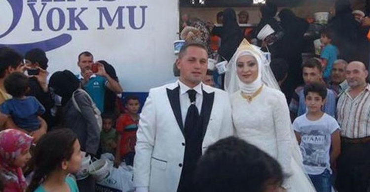 শরণার্থীরাই বিয়ের দাওয়াতি