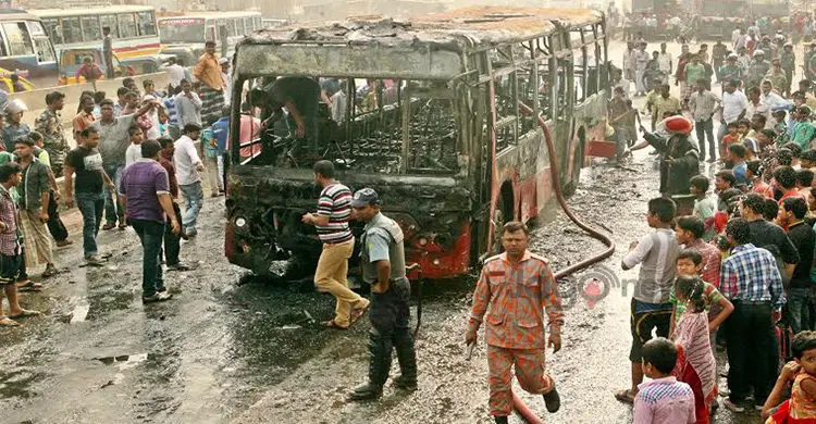 রাজধানীতে ৩ বাসে আগুন