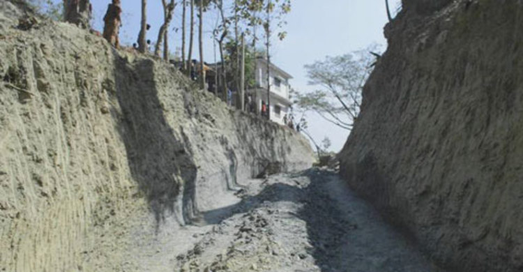 বান্দরবানে পাহাড় ধসে নিহত ১