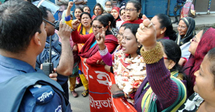 বগুড়ায় মহিলা দলের মিছিলে পুলিশের বাধা