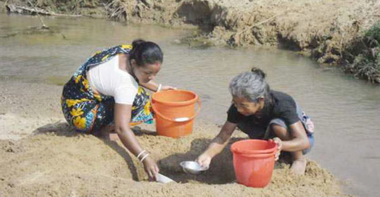 তালতলীর দুই ইউনিয়নের মানুষ পান করছে ডোবার পানি