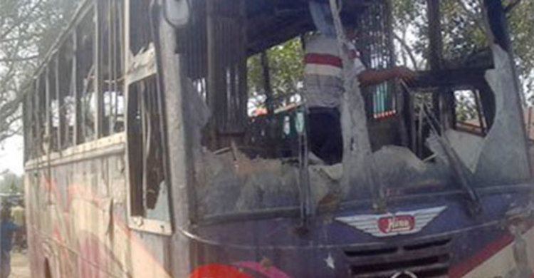 জয়পুরহাটে বাস ও ট্রাকে আগুন