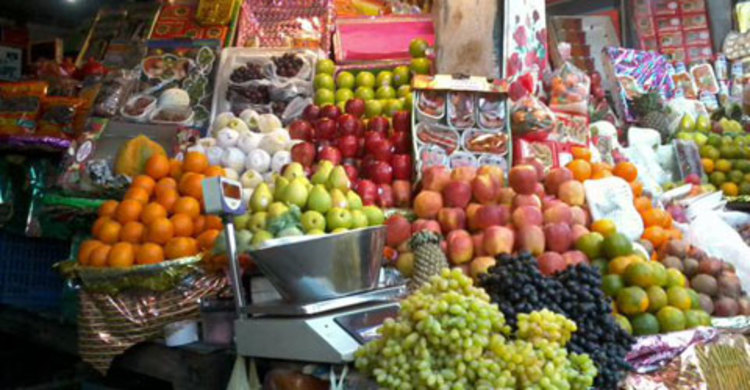 পুরান ঢাকায় পতাকা হাতে ফল ব্যবসায়ীরা