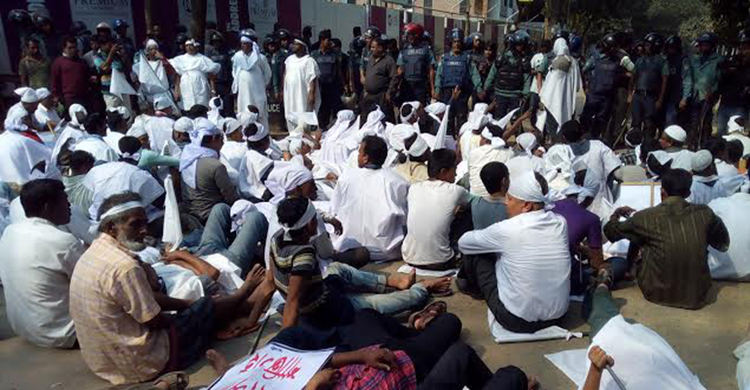 খালেদার কার্যালয়ের সামনে গাড়িচালকদের অনশন