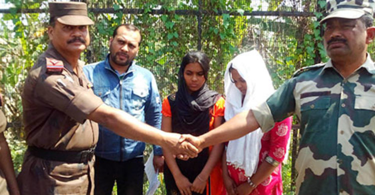 ভারতে পাচার হওয়া ২ যুবতী দেশে ফিরেছে