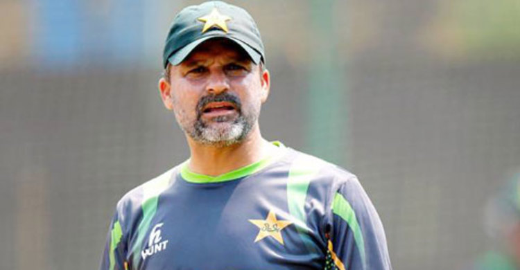 পালিয়ে বাঁচলেন মঈন খান