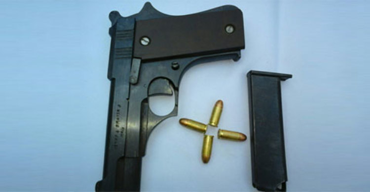 চাপাইনবাবগঞ্জে পিস্তল ও ম্যাগাজিন উদ্ধার