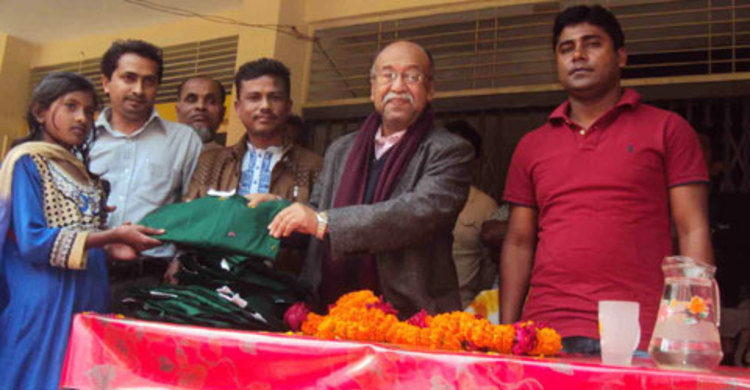 মনোহরদীতে শিক্ষার্থীদের মাঝে স্কুল ড্রেস বিতরণ