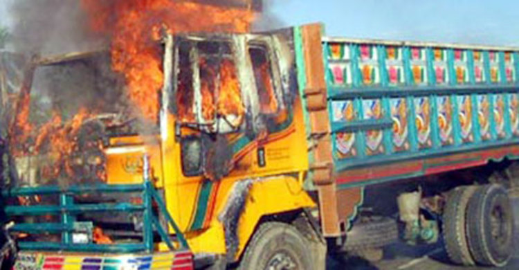 গাইবান্ধায় মালবাহী ট্রাকে আগুন