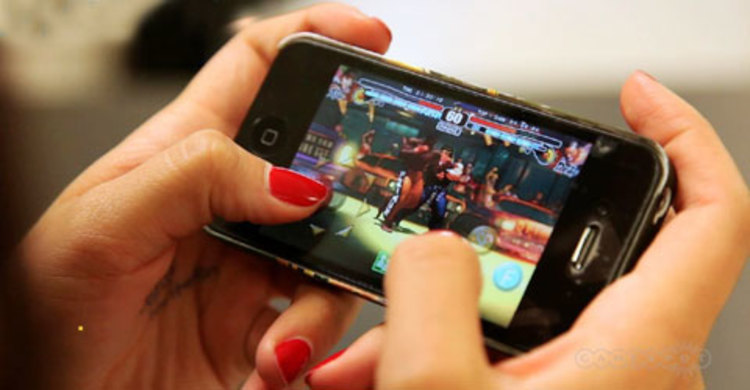 রোগী রেখে মোবাইলে গেম খেললেন ডাক্তার