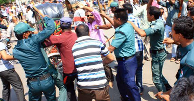 বিসিসি কর্মীদের ওপর হামলা করে অটোরিকশা নিয়ে গেল চালকরা