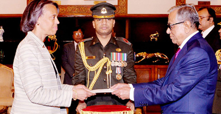 রাষ্ট্রপতির কাছে বার্নিকাটের পরিচয়পত্র পেশ