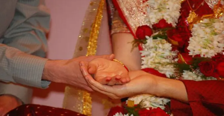 বর অসুস্থ তাই অতিথিকে বিয়ে করলেন তরুণী