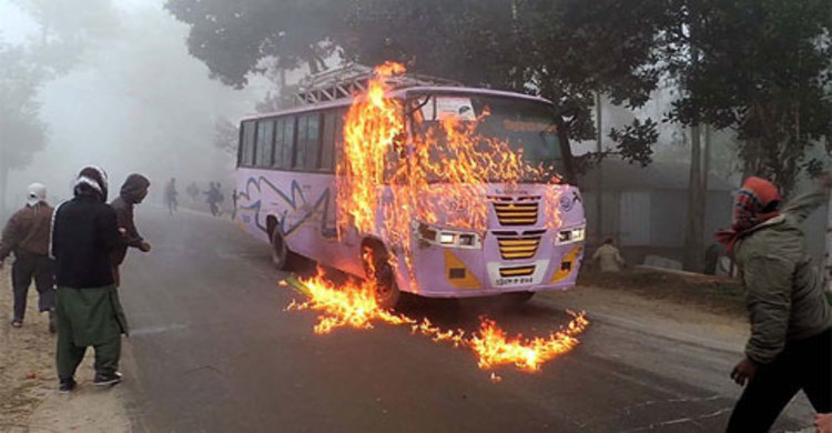 বগুড়ায় যাত্রীবাহী বাসে আগুন