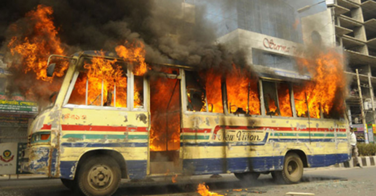 মিরপুরে বাসে আগুন