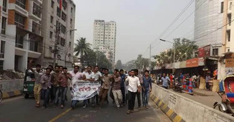 ঢাকা মেডিকেলের সামনে ছাত্রদলের বিক্ষোভ