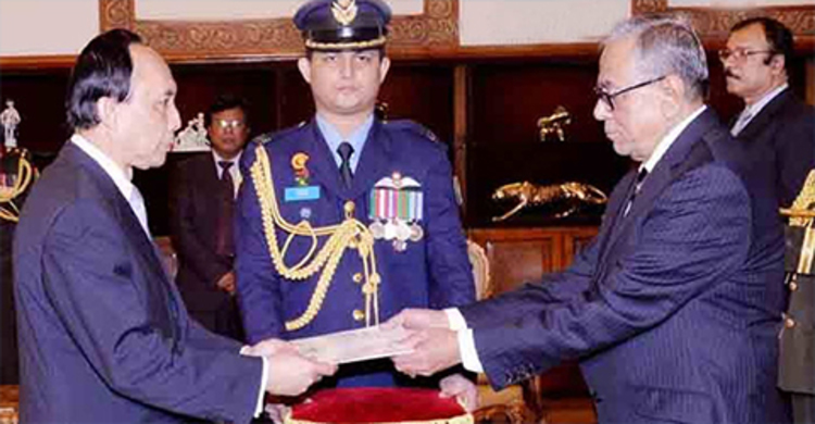 রাষ্ট্রপতির কাছে সদ্য নিযুক্ত রাষ্ট্রদূতদের পরিচয়পত্র পেশ