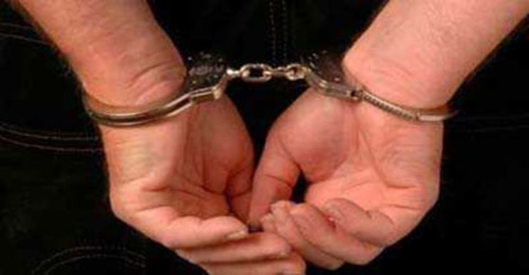 হ্যান্ডকাপসহ পালালো নারী মাদক ব্যবসায়ী 