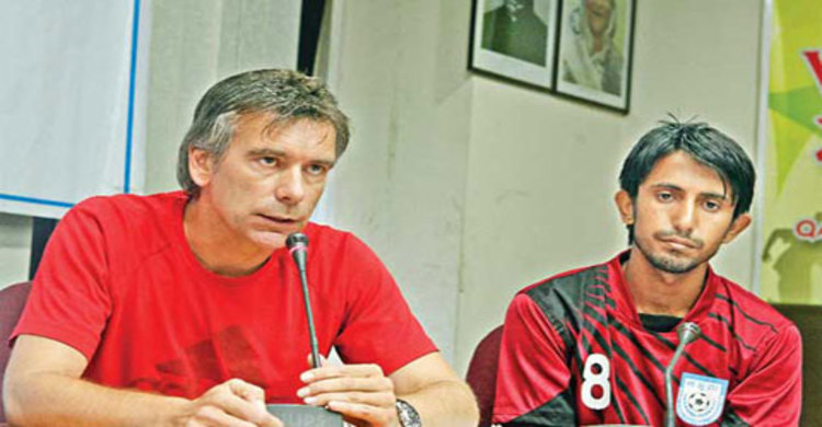 কোচ হিসেবে থাকছেন ক্রুইফ