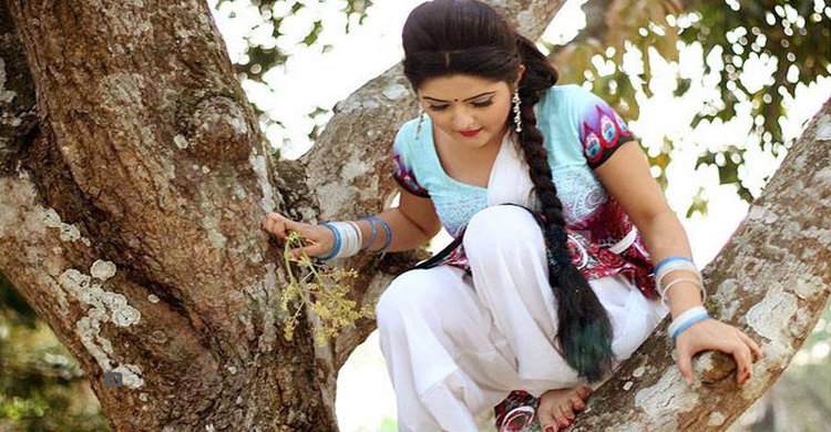 গাছ থেকে পড়ে আহত পরী মনি