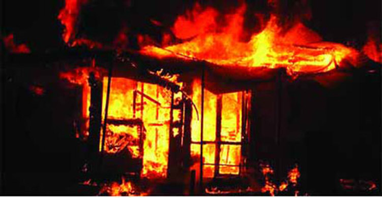 নারায়ণগঞ্জে আগুনে শতাধিক ঘর পুড়ে ছাই