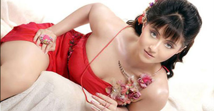 চুমু দিয়ে নায়ককে চমকে দিলেন স্বস্তিকা (ভিডিও)