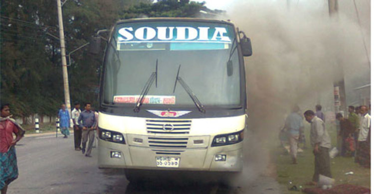 চকরিয়ায় সৌদিয়া পরিবহনের বাসকে লক্ষ্য করে হামলা : আহত ৫