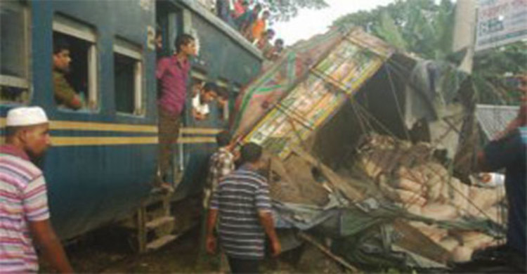 গাজীপুরে ট্রেন-ট্রাক সংঘর্ষে নিহত ২