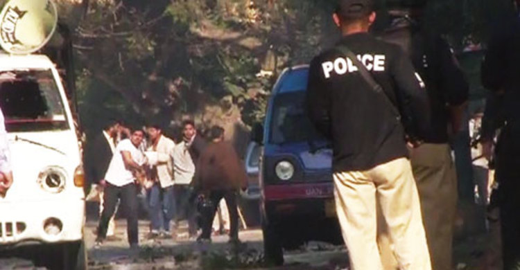 পাকিস্তানে এএফপির সাংবাদিক গুলিবিদ্ধ