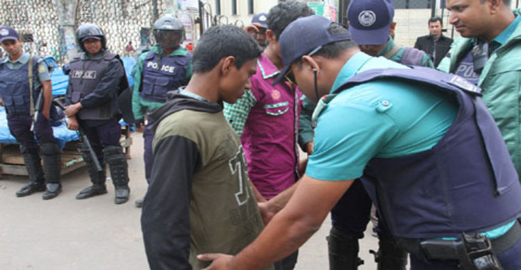 নয়াপল্টনে গলিতে গলিতে পুলিশের তল্লাশি