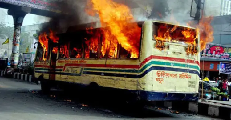 উত্তরায় যাত্রীবাহী বাসে অগ্নিসংযোগের চেষ্টা, আটক ১
