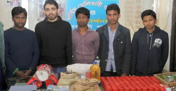 বনানীতে ককটেল তৈরির সরঞ্জামাদিসহ গ্রেফতার ৫